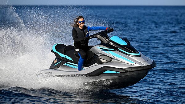 2024-Yamaha-FX-HO-CR-EU-Light_Gray_Metallic-Action-rent-a-jetski